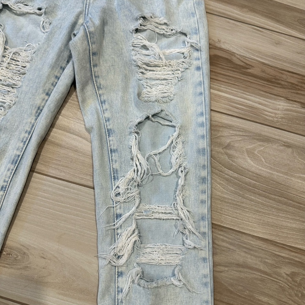 Women’s Riot High Rise Light Wash Mom Jeans with Distressed Details Size 4 - Picture 3 of 10